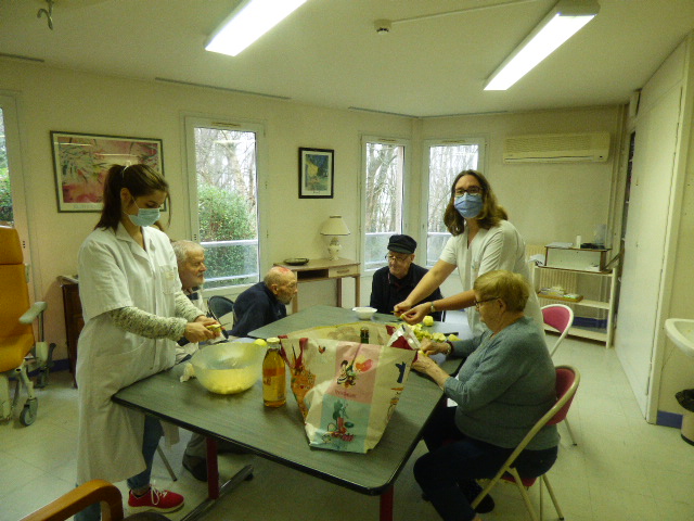 Atelier de stimulation sensorielle sur le thème de la pomme à L’Unité d’Hébergement Renforcée (UHR) de la résidence du Shamrock.