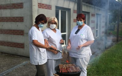 C’est avec joie que les résidents de l’unité protégée de la résidence du Bois Martel ont partagé un repas avec leurs familles le lundi 30 août.